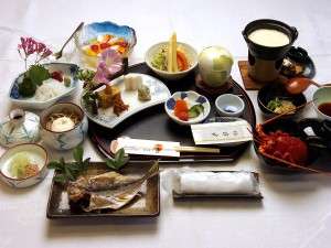 ご朝食は、沼津産天日干しの選べる干物をご用意いたしました。焼きたての干物と伊豆味噌仕立てのお味噌汁をどうぞお召し上がりくださいませ。 朝食和膳