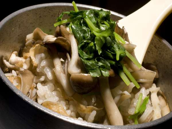 伊豆長岡古奈温泉水庭の旅籠すみよし館『お料理ご案内』 旬のキノコの釜飯 旬のキノコの釜飯 伊豆長岡古奈温泉 水庭の旅籠 すみよし館