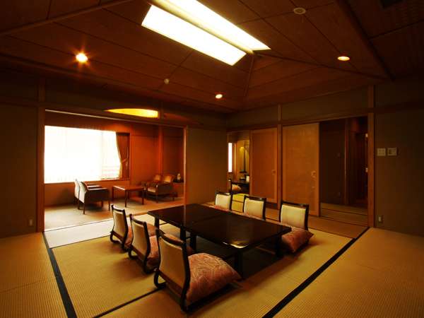 伊豆長岡古奈温泉 水庭の旅籠 すみよし館(風雅亭「特別室」) 大家族の皆様が一度にお泊りできますように広々とした客間をご用意いたしました。 風雅亭「特別室」 伊豆長岡古奈温泉 水庭の旅籠 すみよし館
