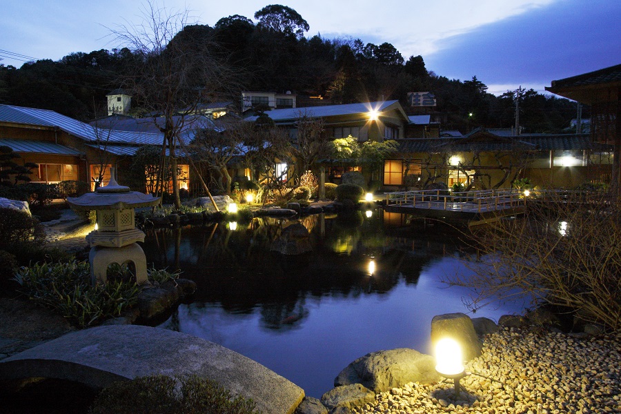 伊豆長岡古奈温泉 水庭の旅籠 すみよし館 (中庭夜景)水庭越しに眺めるレトロ館の夜景は、落ち着いた雰囲気で気品があり、お昼間に見るロケーションとまた一味違います。お泊り頂きましたお客様だけの特典です。 中庭夜景 伊豆長岡古奈温泉 水庭の旅籠 すみよし館